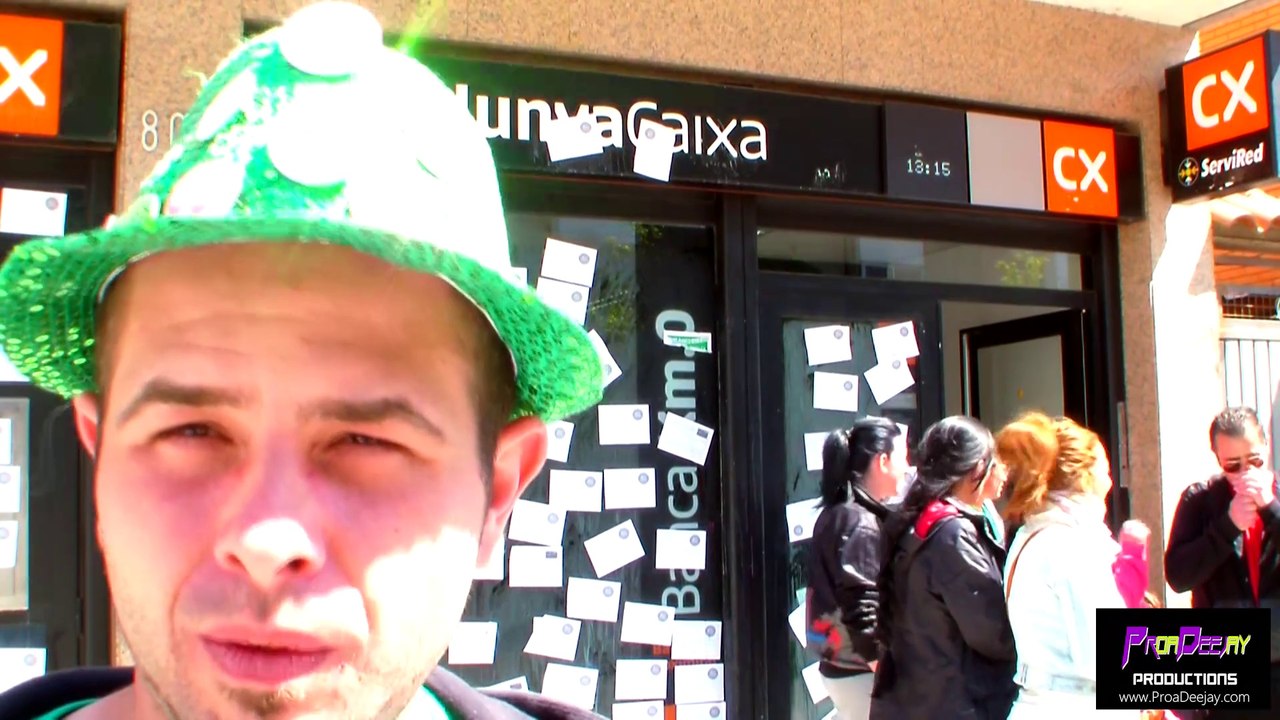 JUNTOS CAMBIAMOS EL MUNDO - Acción de la PAH de Badia en Catalunya Caixa - 07/04/2015