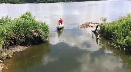 Il arrive avec son canoé et ce qui lui arrive est totalement inattendu !