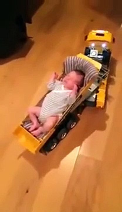 PTDR maman n'est pas là et papa s'amuse avec son bébé !