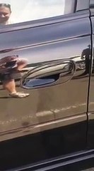 Ce qu'il découvre en voulant ouvrir la porte de sa voiture l'a terrorisé ! Ne regardez pas cette vidéo choquante !