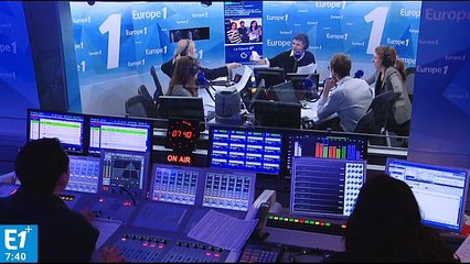 Thomas Sotto goûte un cricket apéritif !