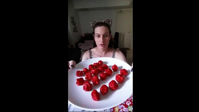 Cette femme va manger 15 piments, les plus forts du monde!