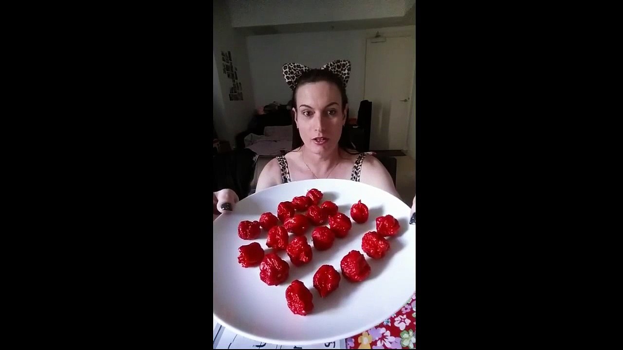 Cette femme va manger 15 piments, les plus forts du monde!