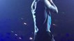 Une fan folle saute sur ADAM LEVINE en plein concert de Maroon 5