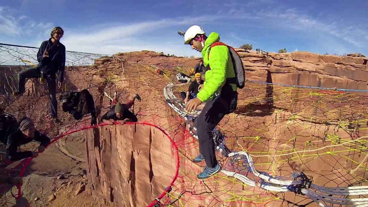 Faire du BASE Jump depuis un filet tendu entre 2 falaises dans le désert de MOAB, Utah