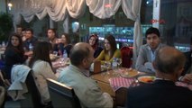 Hakkari Öğretmenler Dayanışma Yemeğinde Halay Çekerek Stres Attı