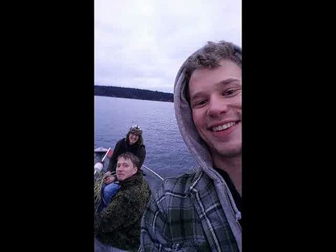 2 jeunes orques curieux veulent jouer avec un petit bateau!