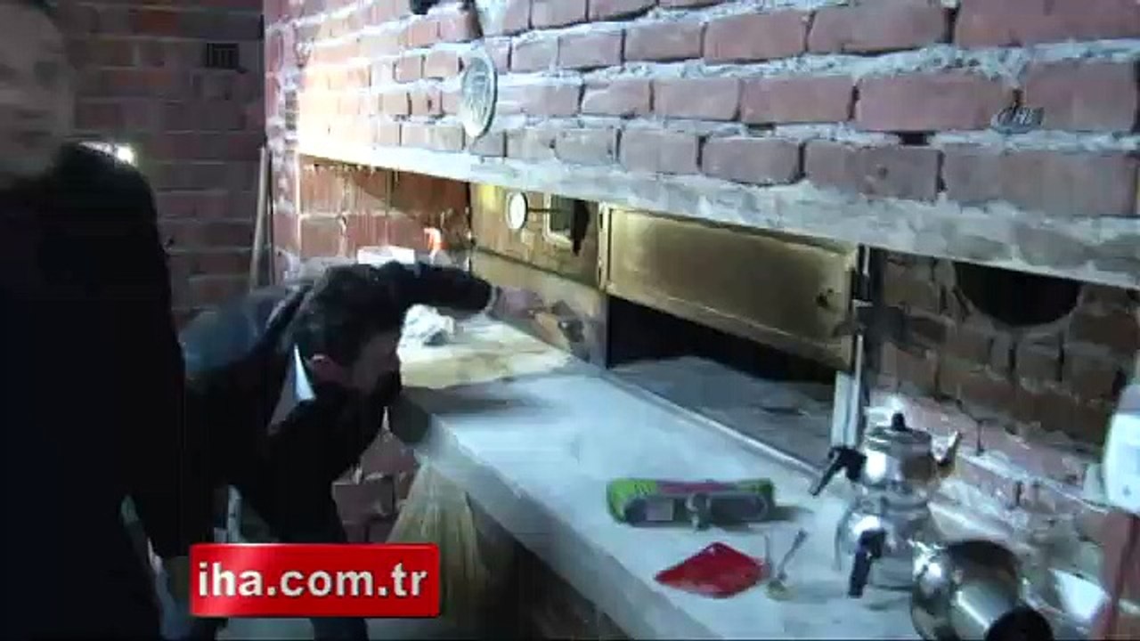 Hayvan yemiyle ekmek yaparken yakalandılar