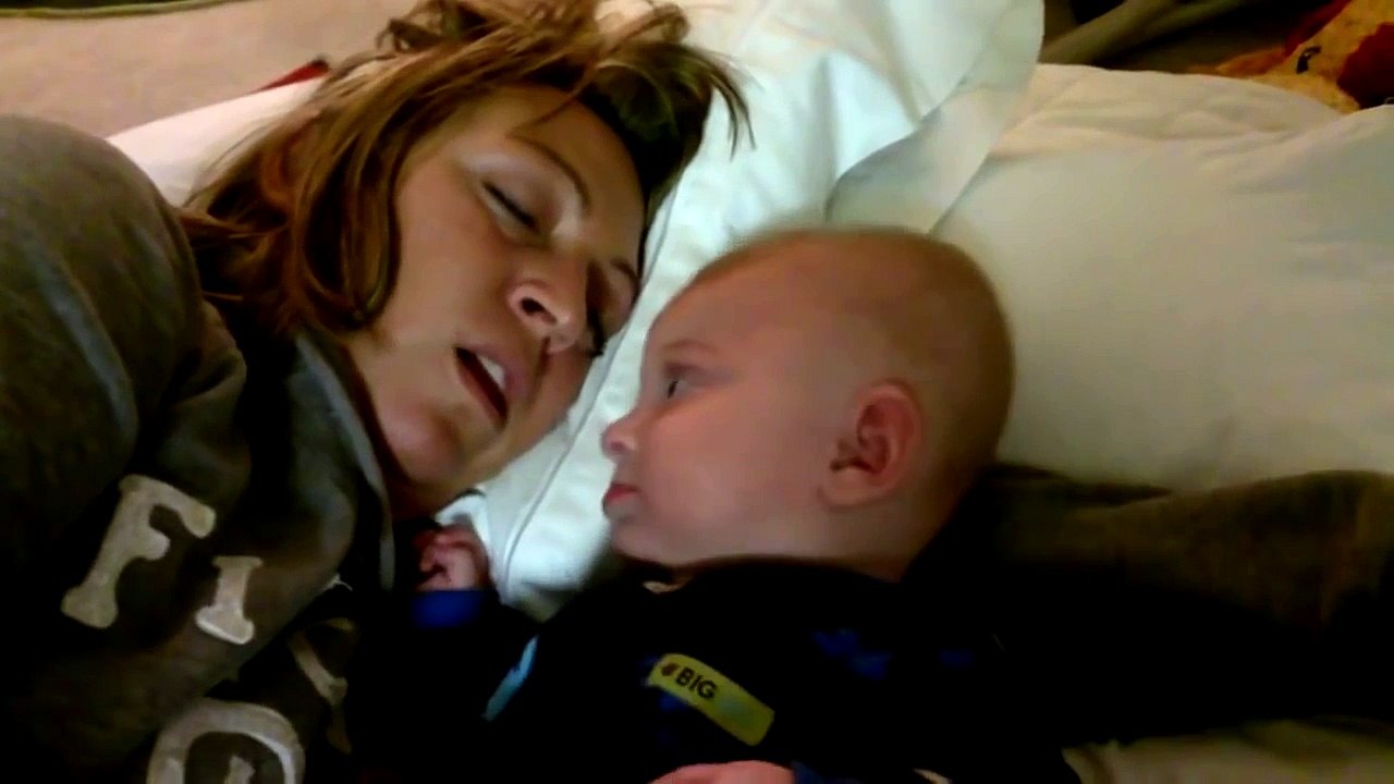 Il place bébé à côté de sa femme qui dort mais il ne s'attendait pas à ce que son petit bout fasse ceci...