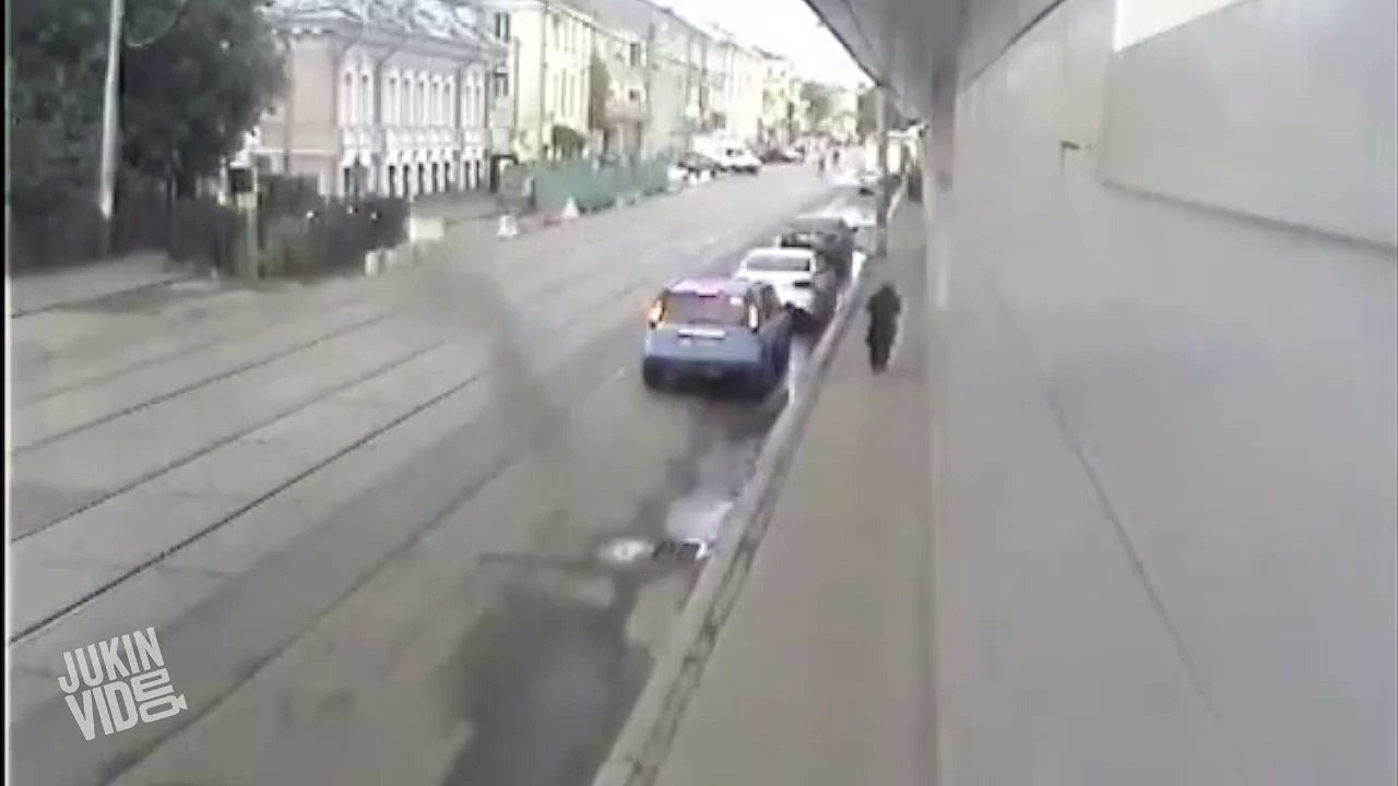 bir kadın ve doğru yolu bulamayan bir araba