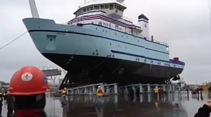 see how sea ship is anchored