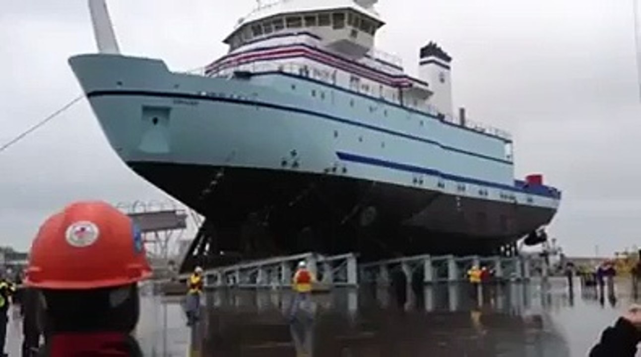 see how sea ship is anchored