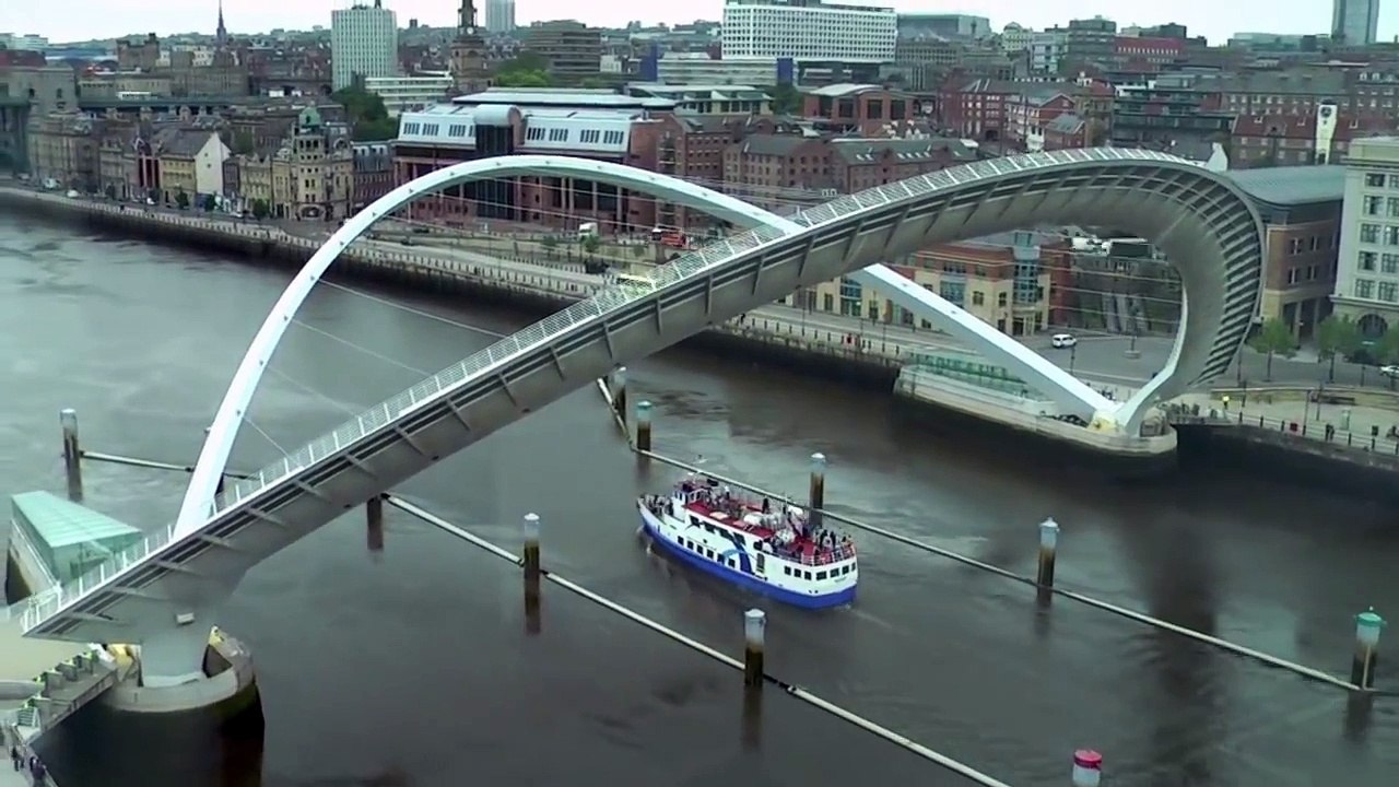 Timelapse of Gateshead Millennium Bridge
