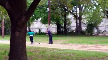 Un policier blanc abat publiquement un noir avec 8 balles au dos