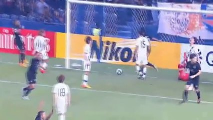 Il marque un corner direct et se prend pour Ronaldo !
