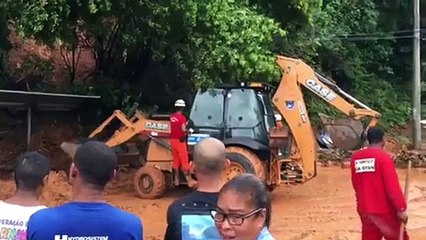 Deslizamento de terra deixa feridos em Salvador