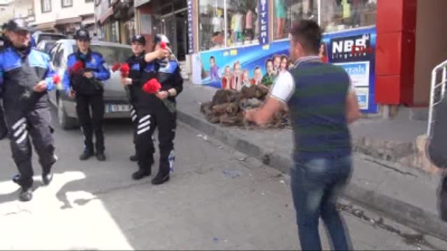 Şırnak'ta Polis Vatandaşlara Karanfil Dağıttı