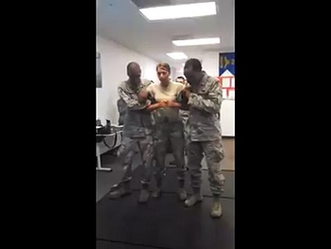 Kız Askere Şok Tabancasıyla Dayanıklılık Testi..