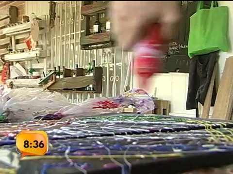 Una familia fabrica muebles a partir cosas que nadie usa