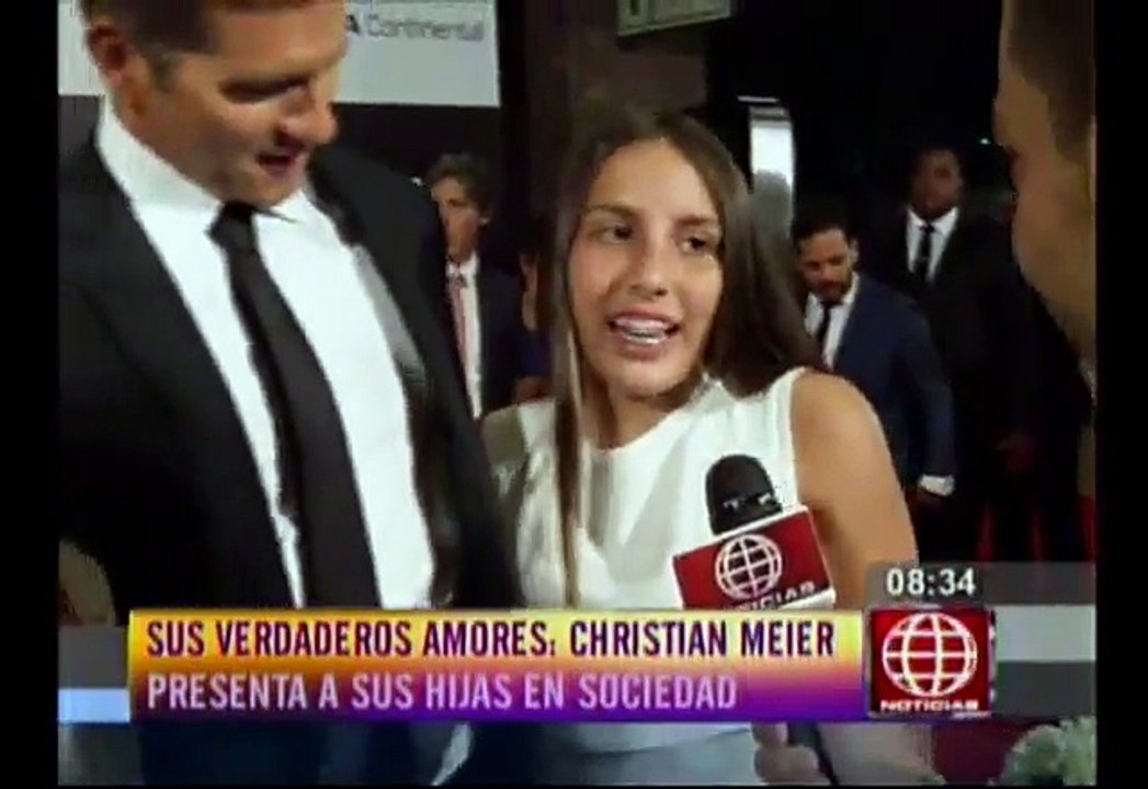 Christian Meier llegó con sus hijas a premiere...