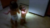 Yürümeyi Öğrenmeden Dans Etmeyi Öğrenen Bebek