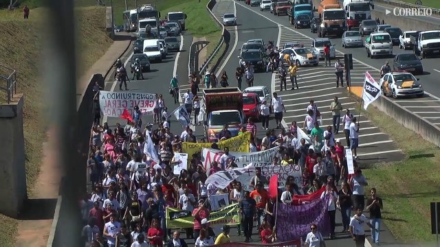 Professores protestam e fecham rodovias em Campinas