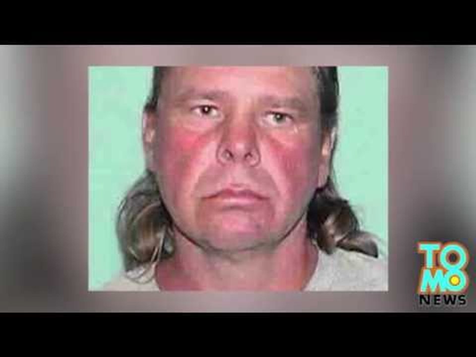 Un homme tombe dans un ravin, se brise les deux jambes et hèle à un passant