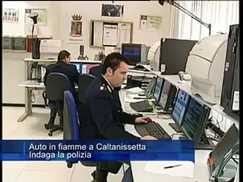 Auto in fiamme a Caltanissetta. Indaga la polizia