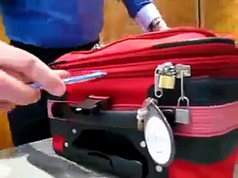 للمسافرين كيف يتم سرقة حقيبة السفر الخاصة بك وهي موصدة بالقفل.