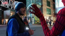 O Homem-Aranha anônimo que alimenta moradores de rua