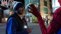 O Homem-Aranha anônimo que alimenta moradores de rua