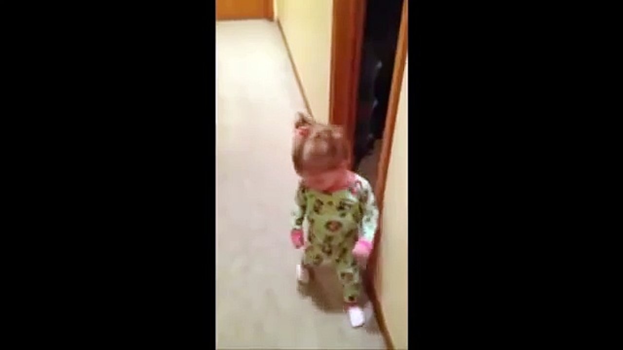 ''KENDİ GÖLGESİNDEN KORKAN BEBEK''