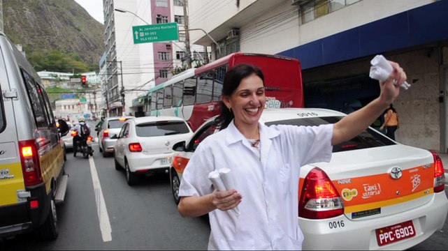 Professora de Educação Física faz sucesso vendendo amendoim