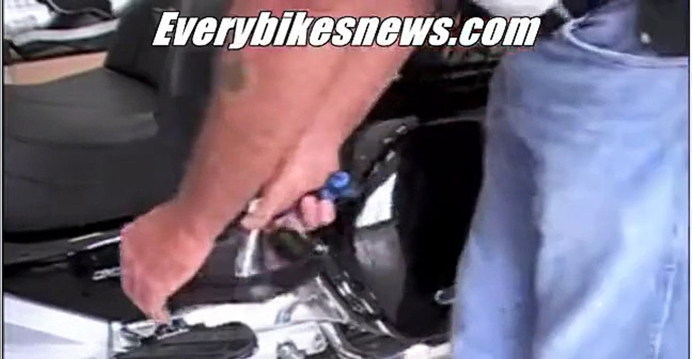 Honda GL 1800 Goldwing 2015 Seat Removal & Installation