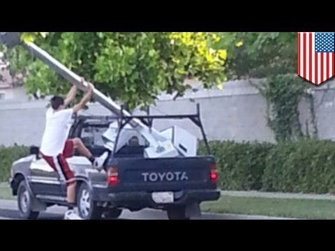 Водитель врезался в столб камеры наблюдения и увёз его с собой