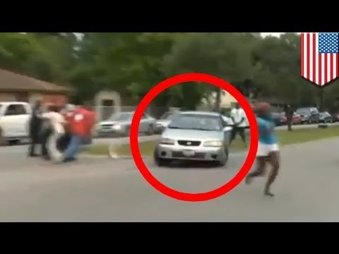 Мужчина пытался задавить толпу людей