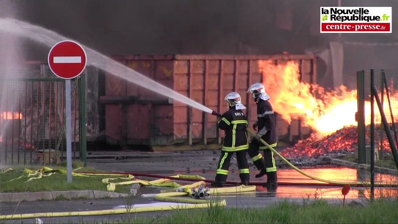 VIDEO. Payré. Un incendie ravage entièrement une usine de palettes