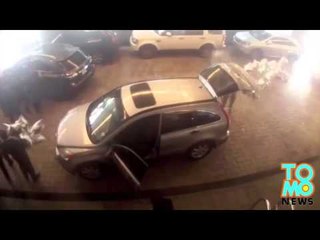 VIDEO: Un homme est filmé voler une voiture, mais pas avant d’heurter quelques personnes