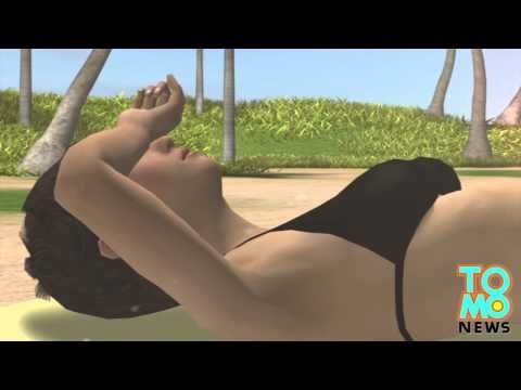 Un secouriste écrase une femme en train de bronzer sur le sable et sous le soleil