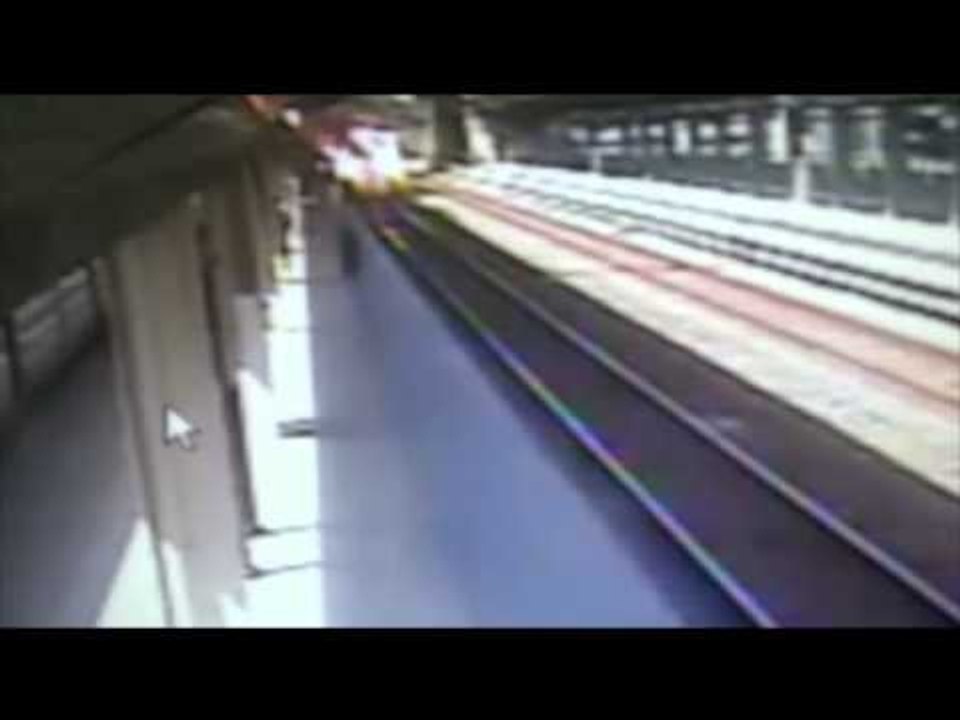 VIDEO: Un homme se jette sur un train à grande vitesse