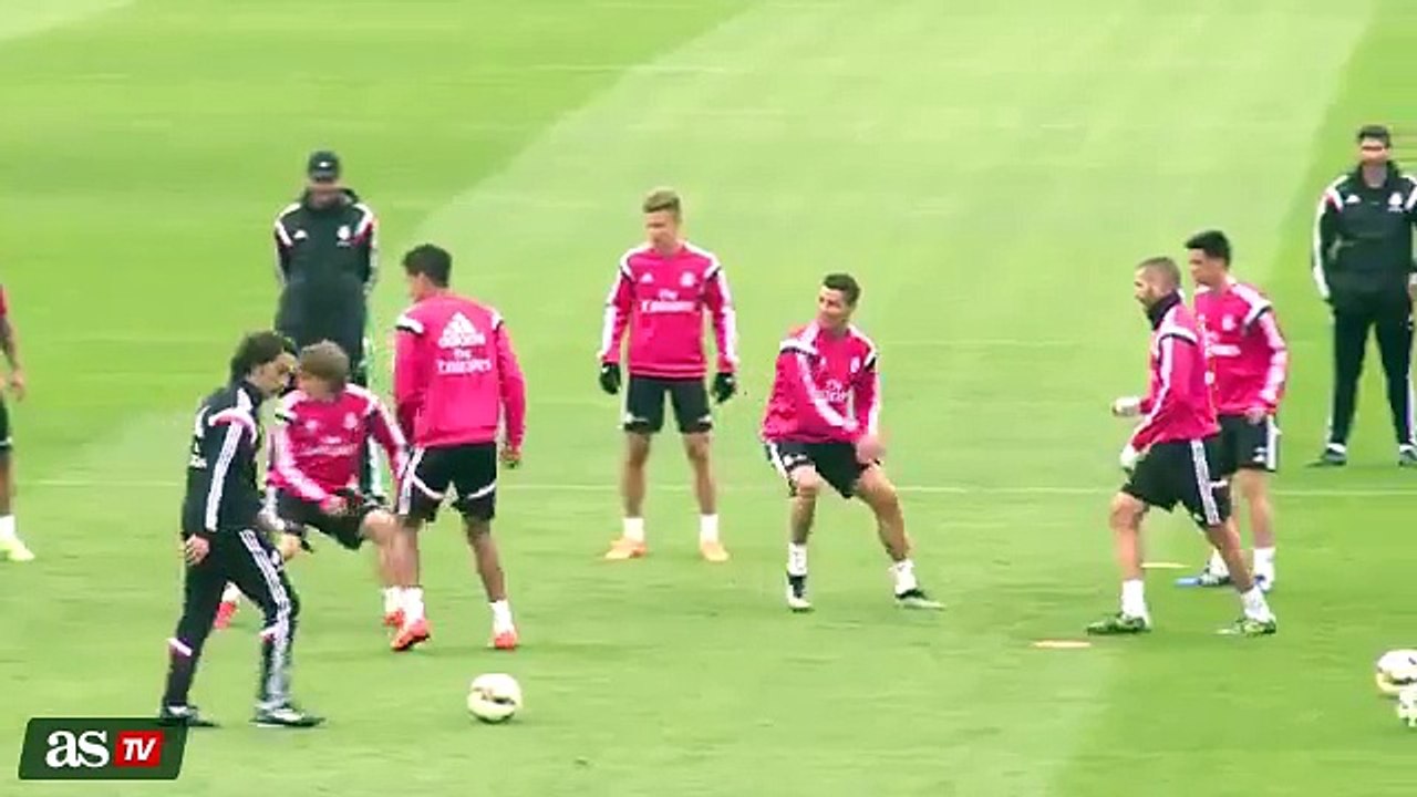 Luka Modric avoids Pepe's nutmeg
