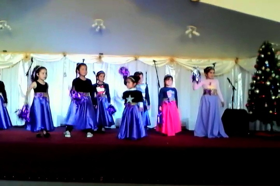 mi hermana cantandole a dios