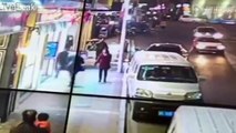 فيديو لرجل صيني يقوم بطعن الناس عشوائياً في شارع مزدحم في مدينة جين جانغ الصينية