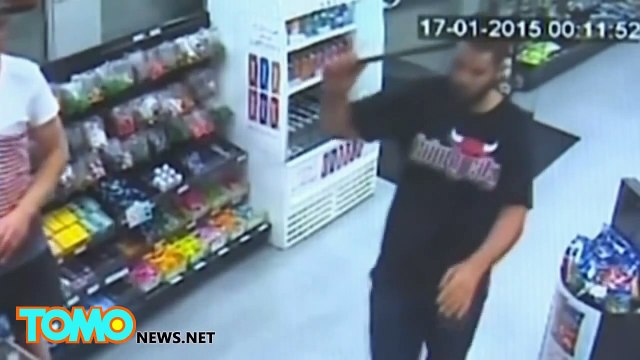 رجل في رأسه قضيب حديدي يتصرف بهدوء في تارورانغا في نيوزيلاندا