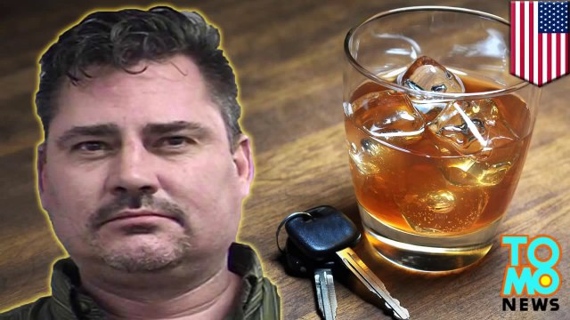 سائق ثمل يصدم امرأة ويقود السيارة والسيدة معلقة على سطح السيارة