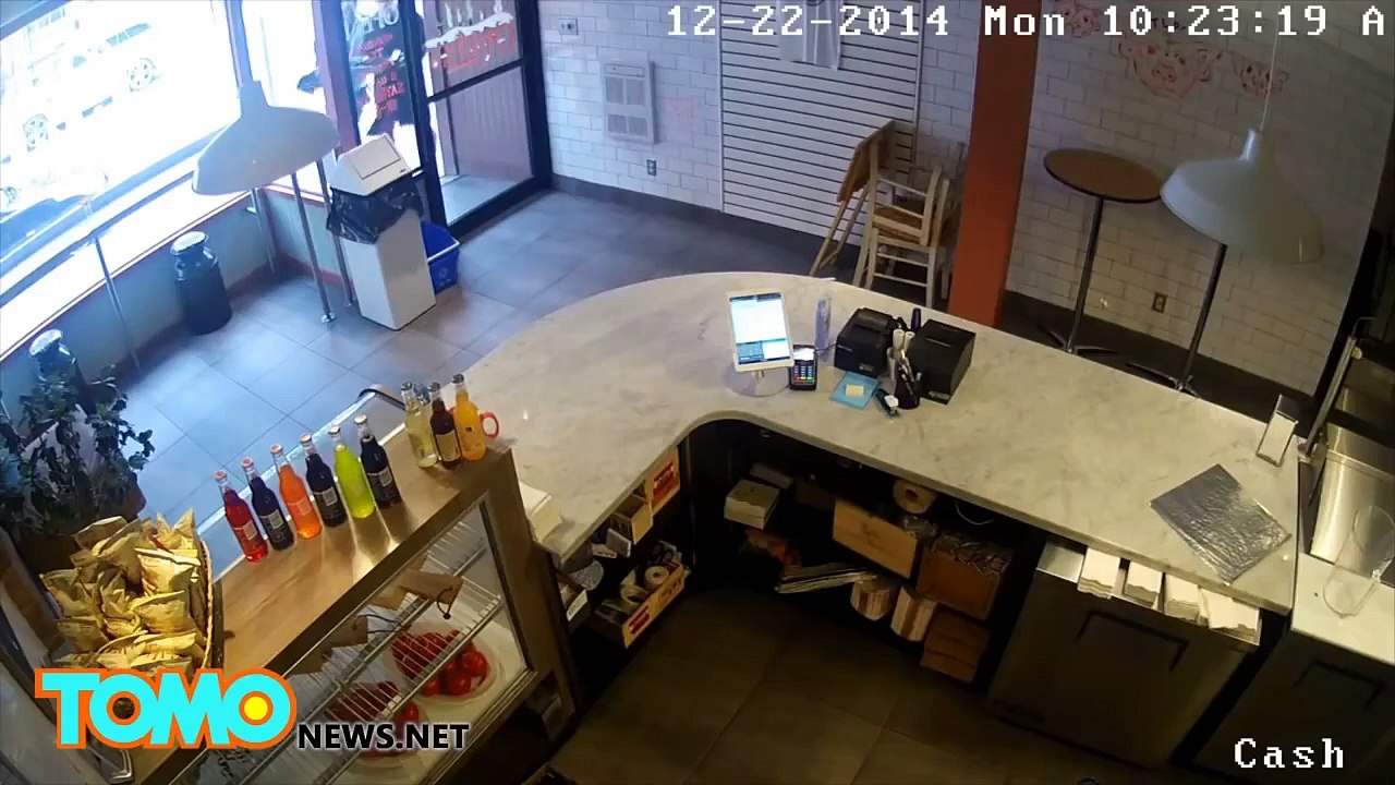 حركات الهوكي القتالية ولص يتعرض للضرب من صاحب مطعم لدى محاولة سرقته