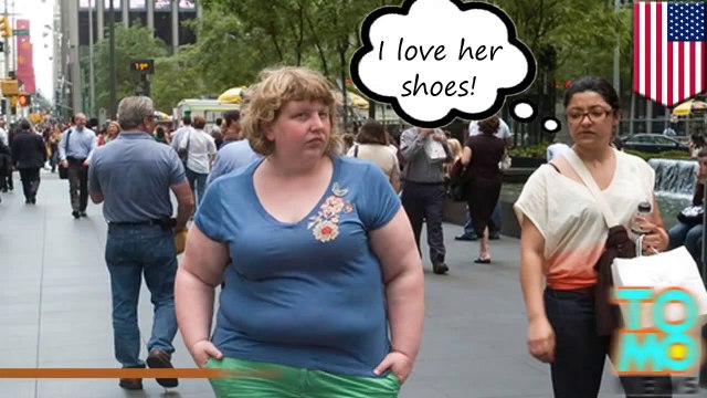 امرأة تلتقط صوراً في شاطئ فينيس للناس الذين يشعرون بالعار من السمنة