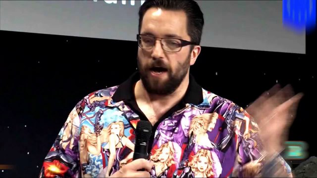 ناشطات نسوية يعترضن على قميص يرتديه العالم مات تايلور تكسوه صور نساء عاريات