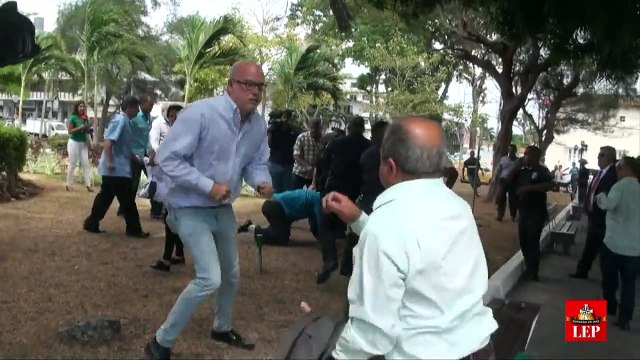 Castristas y disidentes se van a los golpes en Panamá