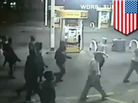 Банда подростков забросала камнями машину семьи с пятерыми детьми